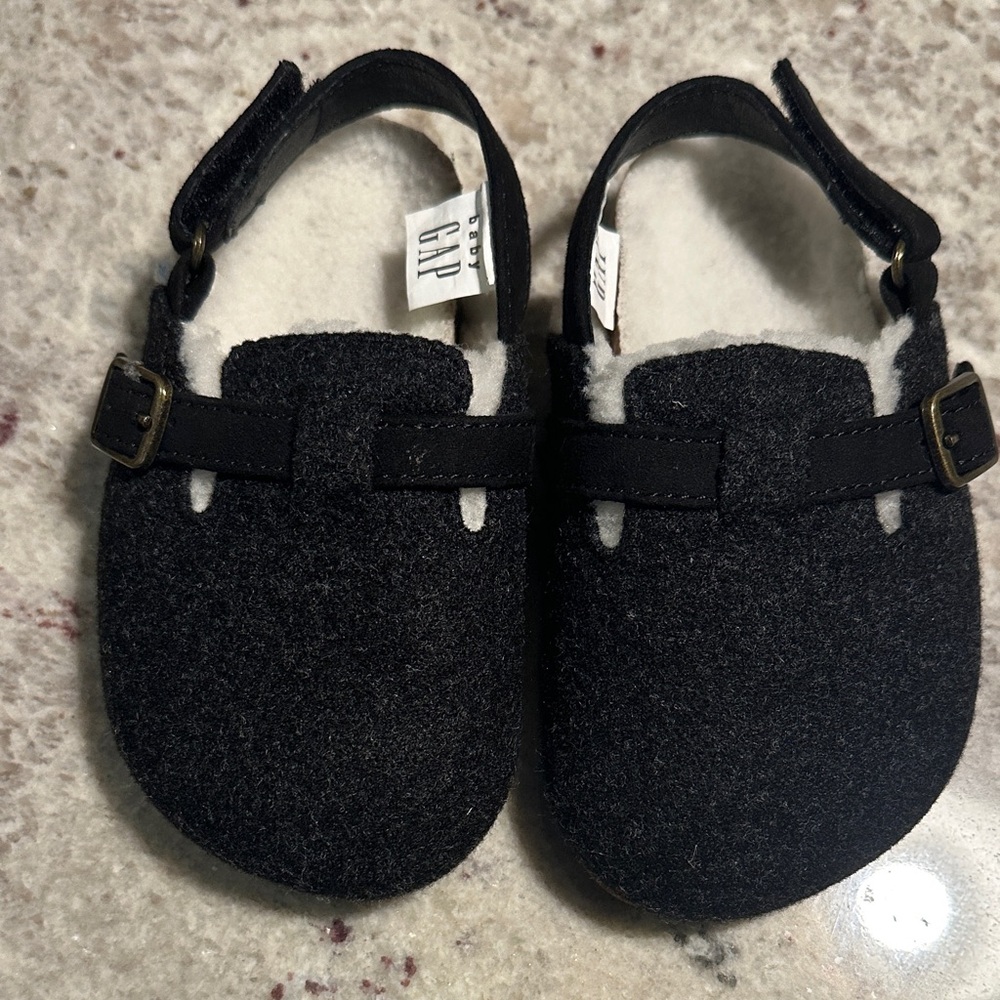 GAP Black Baby clogs Sherpa-lined Birkenstock-adjacent Shoes 7/8